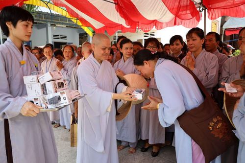 Chùa Thiên Quang tặng quà cho người nghèo tại Bình Thuận