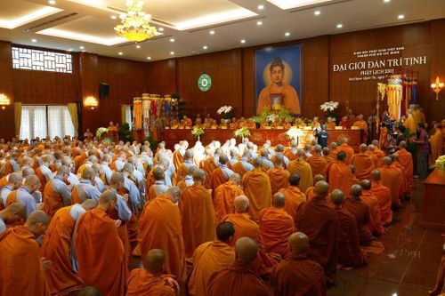 Thượng tọa Thích Thiện Thống trả lời phỏng vấn trước thềm hội nghị về Đại giới đàn
