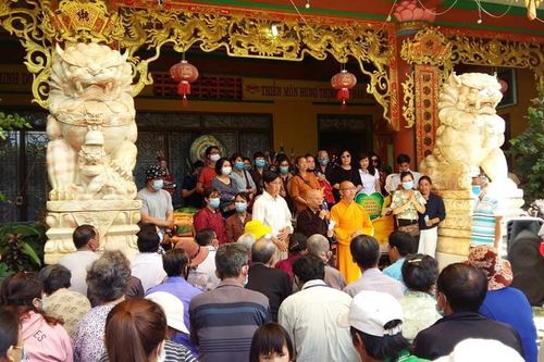 Ban Từ thiện thiền viện Vạn Hạnh trao quà tại tỉnh Đồng Nai