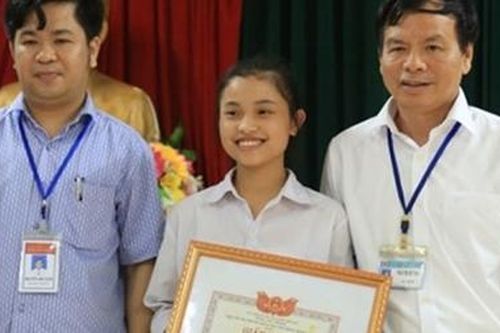 Nữ sinh nhặt được gần 500 triệu đồng trả lại cho người đánh rơi