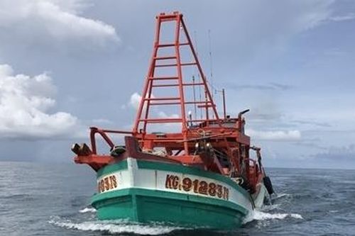 Tàu cá chở 70 nghìn lít dầu DO thu mua trôi nổi trên biển