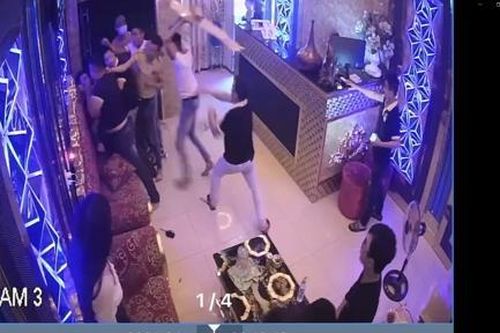 Clip nhóm côn đồ gạ tiếp viên nữ, đánh nhân viên quán karaoke