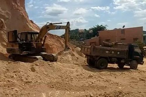 Những quả đồi bị 'xẻ thịt' ở La Ngâu