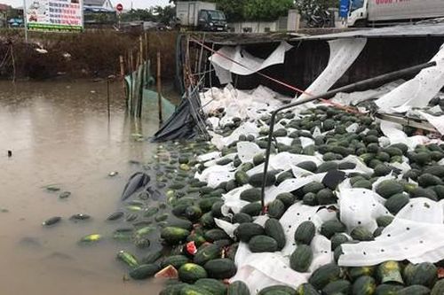 Người dân giải cứu hàng chục tấn dưa hấu giúp tài xế tải bị lật