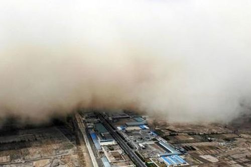 Bão cát như 'ngày tận thế' xuất hiện tại thị trấn Trung Quốc
