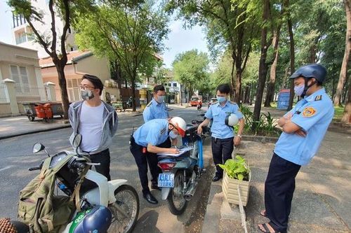 TP.HCM: Nhiều người phản ứng khi bị lập biên bản không đeo khẩu trang