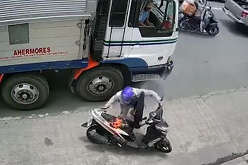 Đang chạy trên đường, xe máy bốc cháy dữ dội