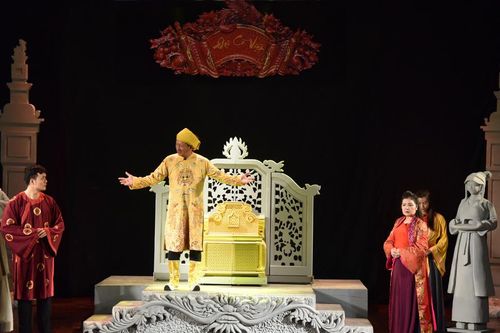 Kịch 'Làm vua': Soi chiếu lịch sử bằng phong cách đương đại