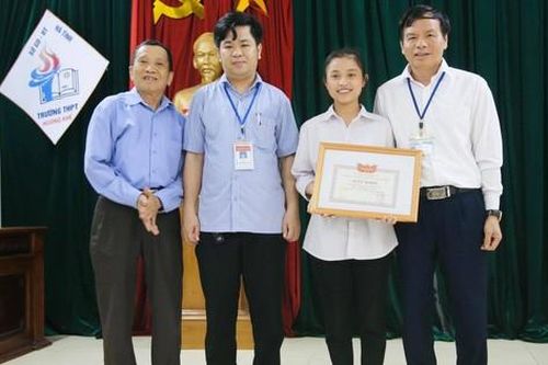 Khen thưởng nữ sinh nhặt được gần 500 triệu tìm người trả lại