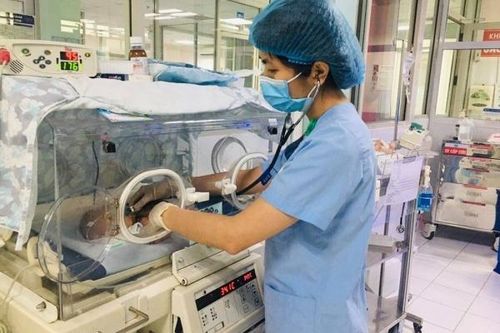 Trẻ nhiễm trùng huyết, hoại tử phần mềm vùng lưng do gia đình lấy kim khâu chích mụn