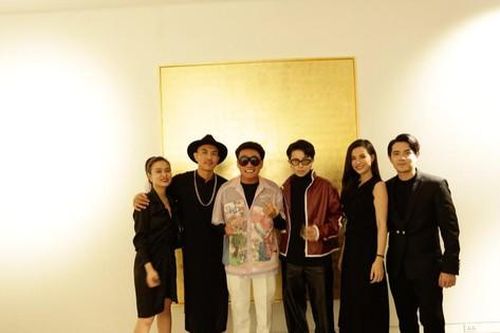 Đông Nhi - Ông Cao Thắng đến chúc mừng triển lãm tranh của Wowy và Tuấn Andrew Nguyễn