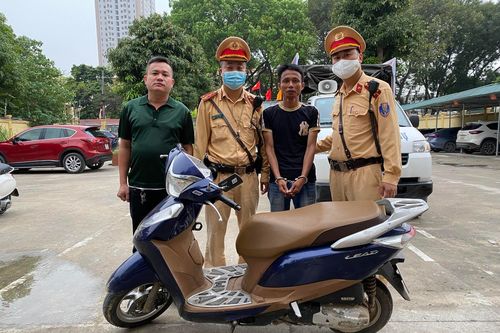 Từ cuốn sổ công tác trong cốp xe máy, CSGT lật tẩy đối tượng trộm cắp