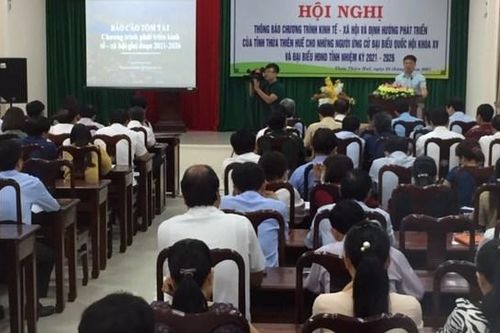Thừa Thiên – Huế: Người ứng cử nghe thông báo chương trình KT-XH của tỉnh