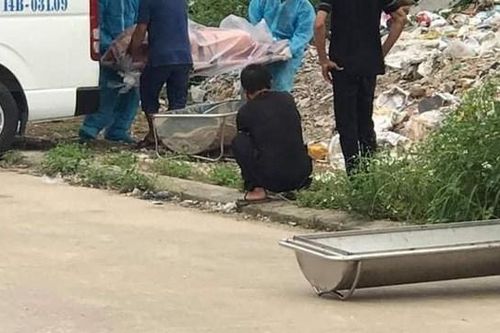 Bàng hoàng phát hiện 1 thi thể đang phân hủy tại bãi cỏ
