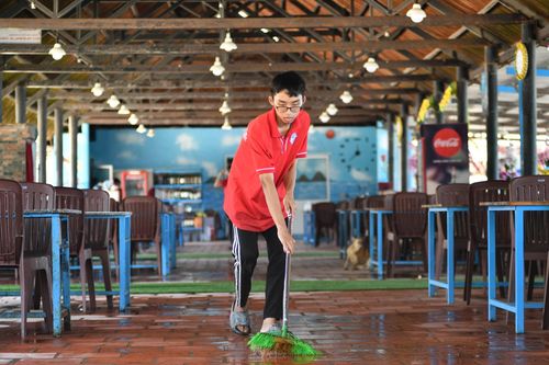 Chủ nhà hàng ở Mũi Né dọn dẹp cơ sở chờ khách du lịch