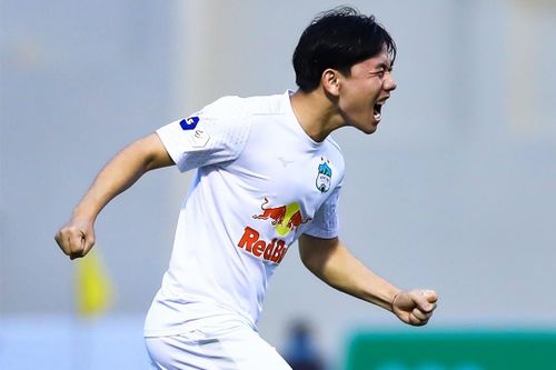 Minh Vương sút xa tung lưới CLB Thanh Hóa