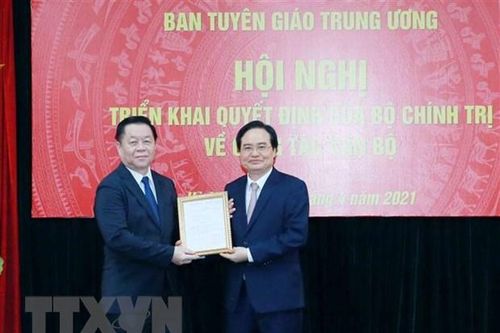 Triển khai quyết định của Bộ Chính trị về công tác cán bộ
