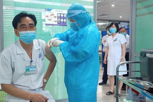 20 cán bộ, y bác sĩ ở Thái Bình tiêm thí điểm vaccine Covid-19