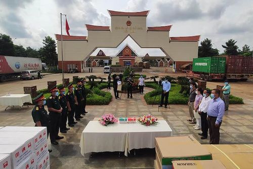 Tiếp nhận hàng cứu trợ người gốc Việt Nam tại Campuchia gặp khó khăn do dịch Covidd-19