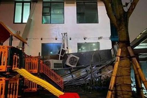 Hà Nội: Phong tỏa hiện trường, cảnh báo người dân vụ sập dàn cục nóng điều hòa