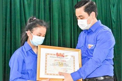 Tặng bằng khen cho nữ sinh nhặt được tài sản trả lại người mất