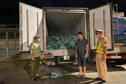4500kg chân gà bốc mùi hôi thối bị bắt giữ trên đường đi tiêu thụ
