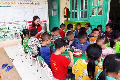 Cô giáo Thái mang chữ đến bản Mông