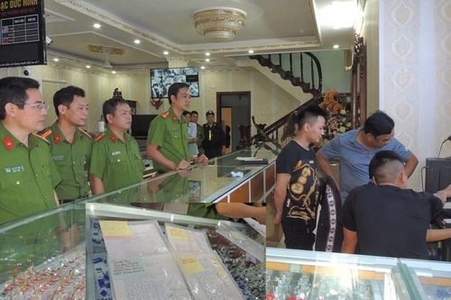 Triệt phá nhóm tín dụng đen cho vay lãi suất 'cắt cổ' tại Hà Nam