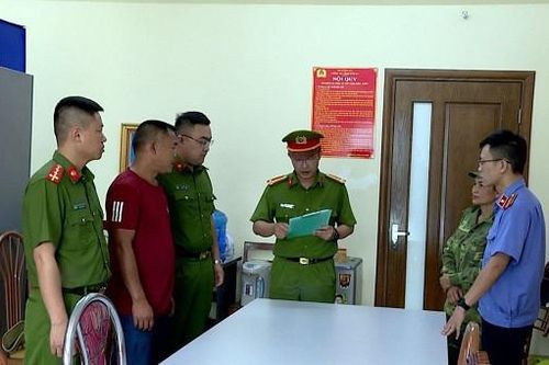 Bắt giữ đối tượng khai thác rừng trái phép tại Sơn La