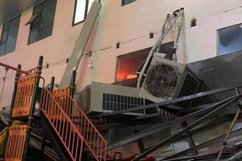 Hà Nội: Giàn 7 cục nóng điều hòa chung cư đổ sập xuống khu vui chơi trẻ em
