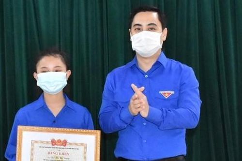 Tặng bằng khen nữ sinh nhặt được gần nửa tỷ đồng trả lại người đánh rơi
