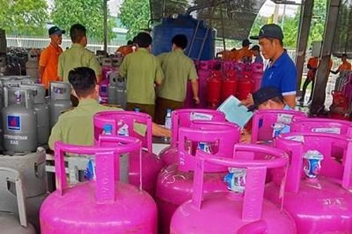 Phát hiện hàng trăm bình gas chiết nạp có dấu hiệu vi phạm