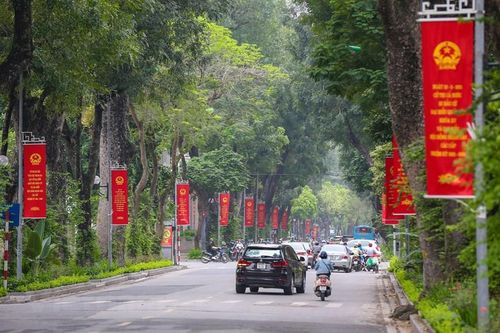 Thủ đô 'khoác áo mới' rực rỡ cổ động cho ngày hội toàn dân đi bầu cử