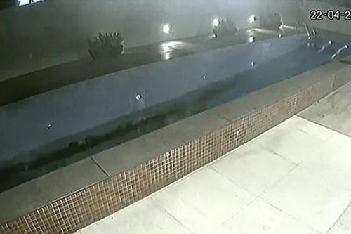 Video sập bể bơi dài 23m tại chung cư