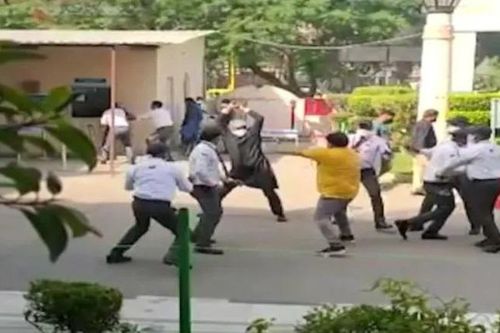 Hành hung bác sĩ sau khi người thân qua đời do thiếu giường bệnh tại Ấn Độ