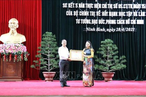 Đẩy mạnh nêu gương về đạo đức và trách nhiệm thực thi công vụ