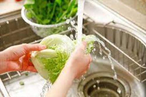 Phương pháp đơn giản để 'khử' thuốc trừ sâu trong rau quả