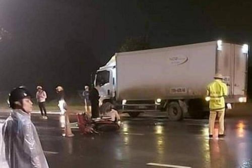 Nam thanh niên tử vong tại chỗ sau khi tông vào xe tải dừng đỗ ven đường