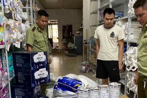 Hàng chục hộp sữa bột trẻ em nhãn hiệu Meiji, Nan bị tạm giữ để xác minh chất lượng