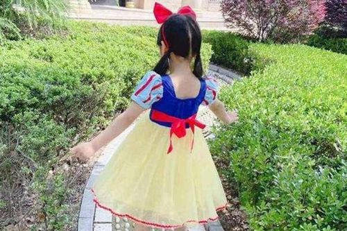 Con làm rách váy bạn, mẹ đòi bồi thường nhưng nghe giá tất cả phụ huynh dặn con tránh xa