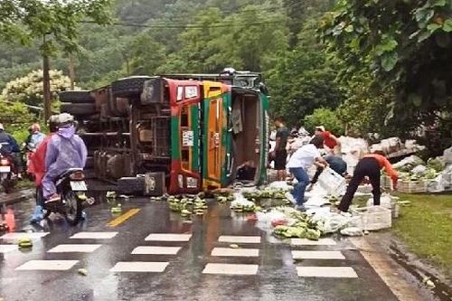 Xe tải chở chuối bị lật, người dân hỗ trợ thu gom