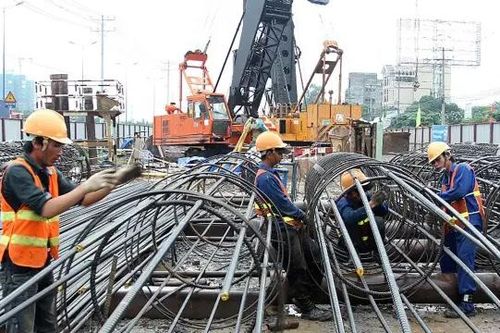 Giá thép tăng cao, cổ phiếu ngành xây dựng 'cắm đầu'