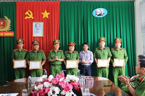 Công an TP. Long Xuyên được khen thưởng đột xuất