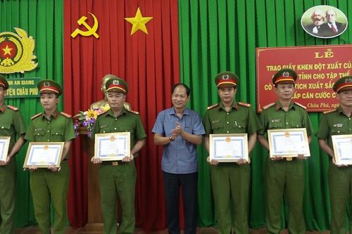 Công an huyện Châu Phú được khen thưởng trong công tác thu nhận hồ sơ cấp CCCD gắn chíp điện tử
