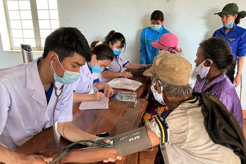 Khám bệnh, cấp thuốc miễn phí cho người dân vùng căn cứ cách mạng Krong