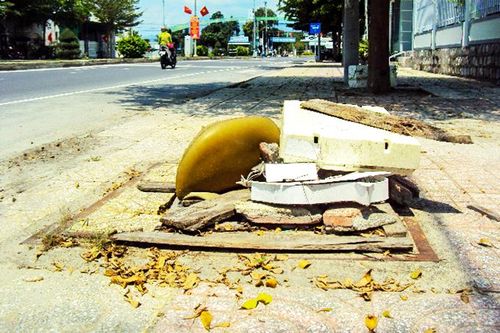 Cần thay nắp hố ga