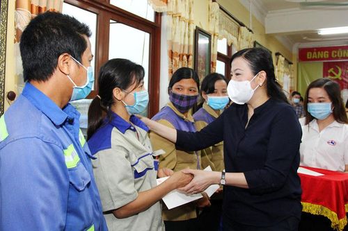 Đồng chí Bí thư Tỉnh ủy thăm, tặng quà công nhân có hoàn cảnh khó khăn