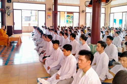 Phật tử về tịnh xá Ngọc Phương thực tập thiền, nghe pháp thoại