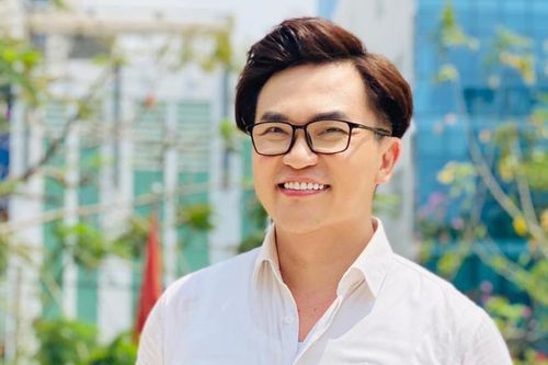 Nghệ sĩ Đại Nghĩa quyên góp tặng quà đến người dân Ấn Độ, ở Vaishali, bang Bihar