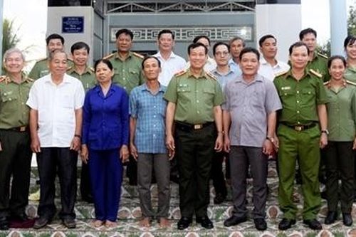Thứ trưởng Lê Tấn Tới trao nhà đồng đội tại Cà Mau